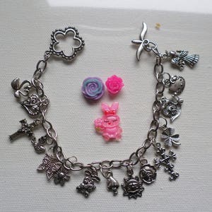 Bloemen kruis en dierlijke bedel armband