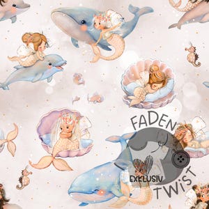 Könnte beinhalten: Ein skurriles Muster mit Meerjungfrauen, Delfinen, Walen, Seepferdchen und Fischen in Pastellfarben. Die Meerjungfrauen tragen Blumenkränze und sitzen auf dem Rücken der Meerestiere. Der Text "Faden Twist Exklusiv" ist ebenfalls sichtbar.