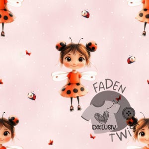 Könnte beinhalten: Ein sich wiederholendes Muster mit Cartoon-Marienkäfer-Feen auf rosa Hintergrund. Jede Fee hat ein rot-schwarzes gepunktetes Kleid, Flügel und Marienkäfer-Antennen. Kleine rote Schmetterlinge und Marienkäfer sind über das Design verstreut. Der Text "Faden Exklusiv Twi" ist ebenfalls vorhanden.