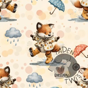 Könnte beinhalten: Ein sich wiederholendes Muster mit einem Cartoon-Fuchs in einem gelben Regenmantel und Stiefeln, der in Pfützen planscht. Der Fuchs hält einen Regenschirm. Der Hintergrund ist hellbeige mit pastellfarbenen Kreisen und Wolken.