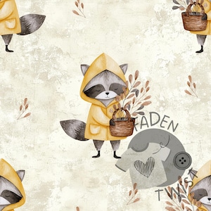 Könnte beinhalten: Ein sich wiederholendes Muster mit Cartoon-Waschbären in gelben Regenmänteln, die Körbe tragen. Die Waschbären haben graues und schwarzes Fell, vor einem strukturierten, cremefarbenen Hintergrund mit braunen Blättern. Der Text "Faden Twist" ist enthalten.