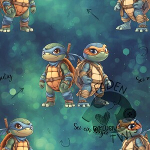 Könnte beinhalten: Ein sich wiederholendes Muster mit Cartoon-Teenage Mutant Ninja Turtles in verschiedenen Posen. Die Schildkröten haben verschiedenfarbige Masken und sind vor einem türkis-grünen Hintergrund mit verstreuten Designelementen angeordnet.