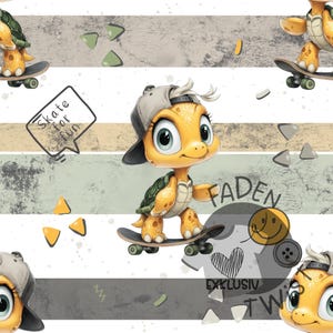 Könnte beinhalten: Ein sich wiederholendes Muster mit Cartoon-Schildkröten, die skateboarden. Die Schildkröten sind gelb und grün und tragen graue Kappen. Der Hintergrund hat horizontale Streifen in Grau-, Beige- und Grüntönen. Text enthält "Skate for fun" und "Faden".