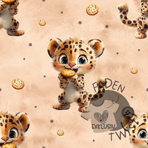 Könnte beinhalten: Ein sich wiederholendes Muster mit Cartoon-Leopardenbabys mit Keksen auf hellbraunem Hintergrund. Die Jungen haben braune Flecken und halten Kekse. Der Hintergrund hat kleine graue Punkte und Keksillustrationen. Der Text "Faden Exklusiv" ist ebenfalls vorhanden.