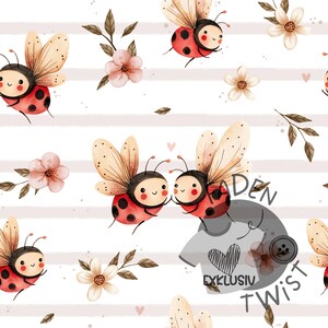 Könnte beinhalten: Ein sich wiederholendes Muster mit Cartoon-Marienkäfern mit roten Körpern und schwarzen Punkten, lächelnden Gesichtern und zarten Flügeln. Das Design umfasst rosa Blumen, braune Blätter und einen gestreiften Hintergrund. Der Text "EXKLUSIV" ist auf einem grauen T-Shirt zu sehen.