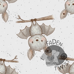 Könnte beinhalten: Ein sich wiederholendes Muster mit Cartoon-Fledermäusen, die kopfüber an Ästen hängen. Die Fledermäuse sind hellgrau mit großen Ohren und Flügeln, vor einem gesprenkelten weißen Hintergrund. Der Text "Faden Twist Exklusiv" ist enthalten.