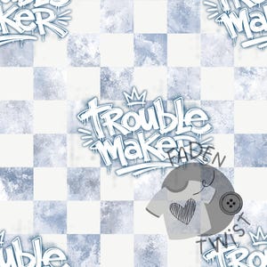 Könnte beinhalten: Ein digitales Design mit den Worten "Trouble Maker" in einem Graffiti-Stil, mit einer Krone über dem Text. Der Hintergrund ist ein Schachbrettmuster in Weiß und Blautönen. Eine graue T-Shirt-Grafik mit einem Herzdesign ist ebenfalls vorhanden.