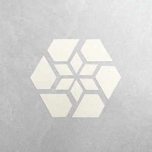 Könnte beinhalten: Ein geometrisches Design, das aus hellbeige Papierformen besteht, die in einem sechseckigen Muster angeordnet sind. Das Design zeigt eine zentrale sternartige Anordnung von Rauten, umgeben von größeren, abgewinkelten Teilen.