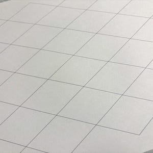 Könnte beinhalten: Nahaufnahme eines weißen Blattes Papier mit einem Rastermuster aus grauen Linien. Das Raster besteht aus diagonalen und horizontalen Linien, die eine Reihe von Rauten bilden. Das Papier ist leicht strukturiert.