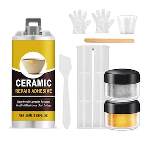 Op de afbeelding: Een keramiek reparatieset met een 50ml dubbele kamer tube, een witte plastic spatel, een roerstaafje, een doorzichtige maatbeker, twee plastic handschoenen, een witte applicator en twee kleine potjes met zilveren en gouden poeder.