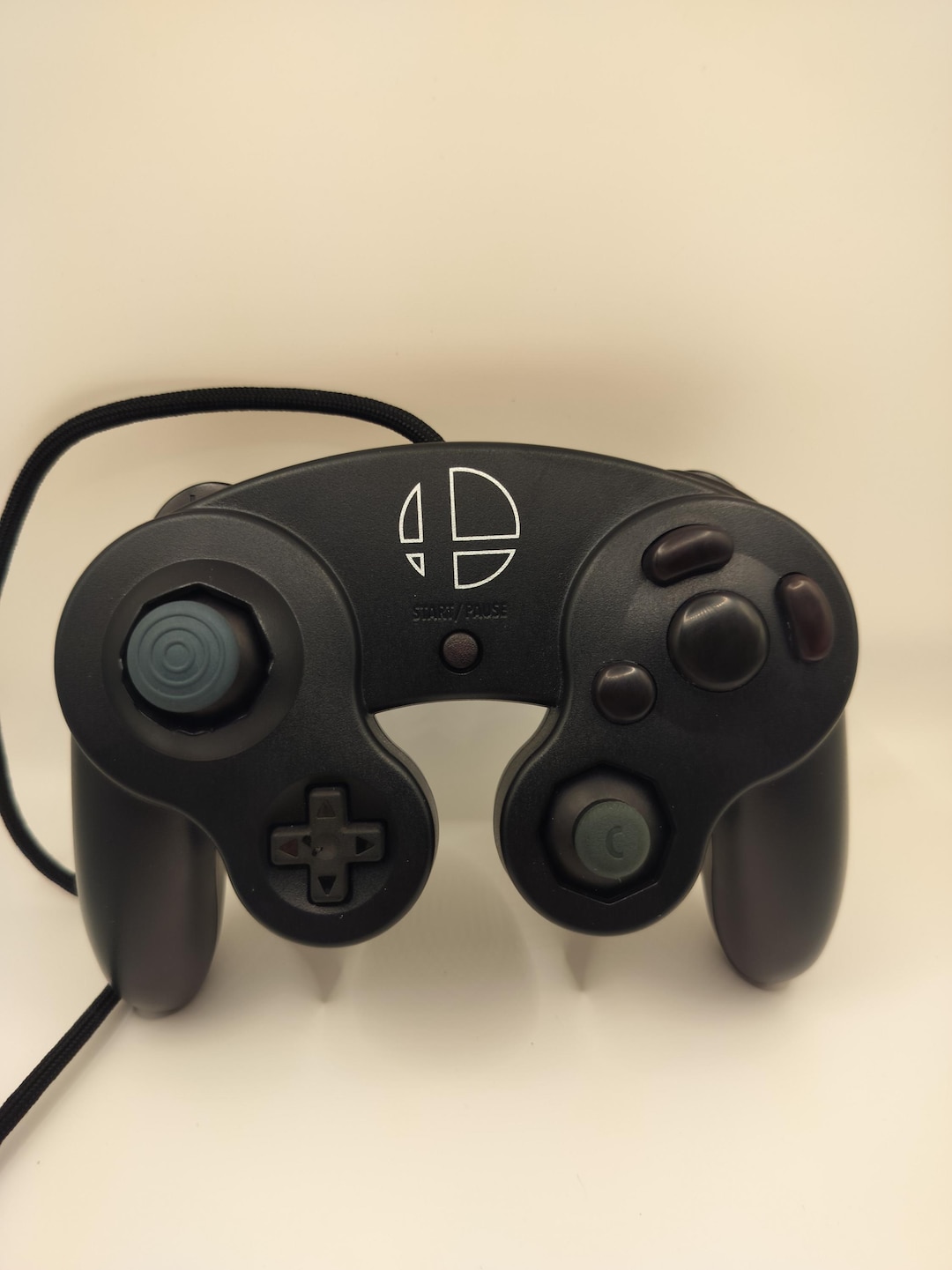 Phob基板や競技向け改造を施したGameCubeコントローラーの実物例。