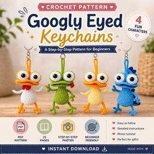 Könnte beinhalten: Ein Häkelmuster für "Googly Eyed Keychains" wird gezeigt, das vier skurrile Charaktere zeigt: ein weißes Huhn, ein grüner Frosch, eine gelbe Ente und ein blauer Dinosaurier. Das Muster ist anfängerfreundlich, mit Schritt-für-Schritt-Fotos und detaillierten Anweisungen.