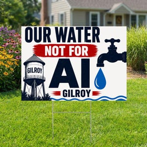 Op de afbeelding: Een rechthoekig tuinbord met een witte achtergrond en de tekst OUR WATER NOT FOR AI GILROY in zwart en rood. Het ontwerp bevat een zwarte illustratie van een watertoren met het label GILROY en een zwarte kraan met een blauwe waterdruppel.