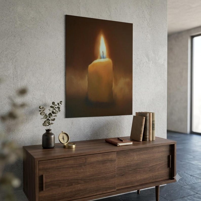 Pu&ograve; includere: Una stampa artistica da parete quadrata che raffigura una singola candela accesa con una fiamma luminosa su uno sfondo scuro dai toni caldi. La candela &egrave; rappresentata in tonalit&agrave; crema e oro, emettendo una luce soffusa.