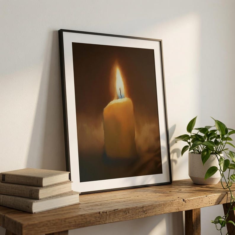 Pu&ograve; includere: Una stampa artistica da parete incorniciata che raffigura un dipinto di una singola candela accesa con una fiamma gialla brillante su uno sfondo scuro e suggestivo. L'opera &egrave; racchiusa in una sottile cornice nera, con un effetto di luce calda.