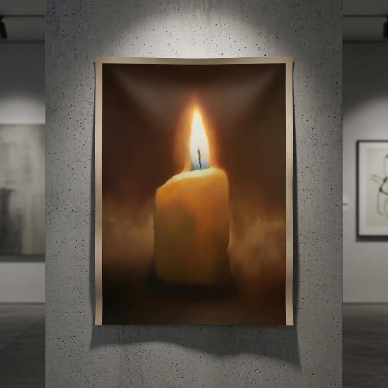 Pu&ograve; includere: Una stampa artistica da parete rettangolare che raffigura una candela accesa centrata con una fiamma giallo brillante su uno sfondo marrone scuro. La candela emana una luce calda e soffusa dallo stoppino, creando un effetto atmosferico diffuso.