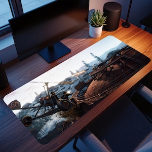 Puede incluir: Alfombrilla de escritorio rectangular con una ilustración detallada de un biplano volando sobre un paisaje montañoso nevado. La imagen incluye una gran estructura industrial y la palabra "GO" en el avión. La alfombrilla está diseñada para su uso con un ordenador.