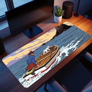 Könnte beinhalten: Rechteckiges Mauspad mit einer Cartoon-Illustration eines Mannes in einem Boot mit einem Hund. Der Mann trägt eine blaue Jacke, einen roten Hut und einen karierten Kilt. Das Boot befindet sich auf dem Wasser mit einem Küstenhintergrund.