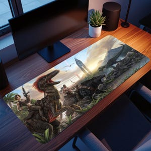Op de afbeelding: Een rechthoekige gaming muismat met een gedetailleerde fantasie scène. Het toont dinosaurussen, een vrouw met een geweer die op een raptor rijdt en andere wezens. De achtergrond omvat een zonsondergang, bergen en futuristische structuren.