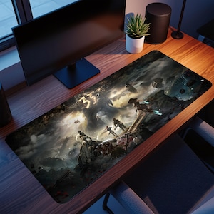 Op de afbeelding: Een rechthoekige gaming muismat met een fantasie scène. Het kunstwerk toont figuren in actie in een berglandschap met een donkere, stormachtige lucht en een vurige explosie. De muismat ligt op een houten bureau met een computermonitor en een kleine potplant.