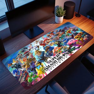 Könnte beinhalten: Eine rechteckige Schreibtischunterlage mit einer lebendigen Collage von Charakteren aus dem Videospiel Super Smash Bros. Ultimate. Die Unterlage zeigt eine Vielzahl farbenfroher Figuren, mit dem Logo des Spiels in Weiß. Für die Verwendung mit einem Computer.