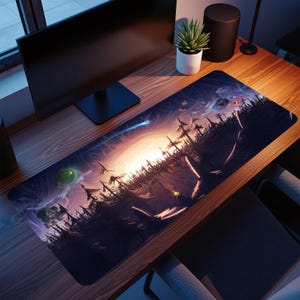Pode incluir: Um tapete de rato retangular com um cenário de fantasia, apresentando um pôr do sol, árvores e elementos celestiais. A paleta de cores inclui tons de roxo, laranja e preto. O tapete está sobre uma secretária de madeira, juntamente com um monitor de computador e uma planta em vaso.