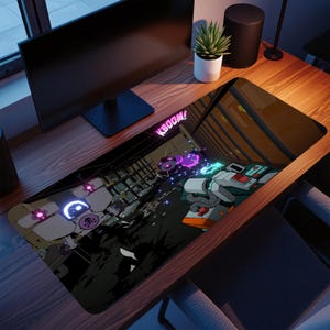 Pode incluir: Tapete de mesa retangular com um design de paisagem urbana futurista, com robôs e a palavra "KBOOM!". A obra de arte utiliza tons de roxo, branco e laranja, criando um visual dinâmico.