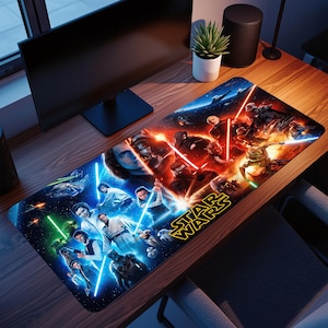 Może przedstawiać: Prostokątna podkładka pod mysz z motywem Gwiezdnych Wojen. Przedstawia różne postacie z mieczami świetlnymi i logo Gwiezdnych Wojen. Tło to mieszanka niebieskiego i pomarańczowego, przedstawiająca scenę kosmiczną.