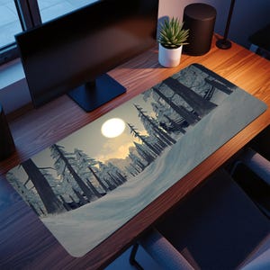 Puede incluir: Una alfombrilla de escritorio rectangular con una escena de bosque invernal, que muestra árboles cubiertos de nieve y un sol brillante. El diseño utiliza una paleta de colores azul y blanco, creando un paisaje sereno. La alfombrilla está diseñada para proteger la superficie del escritorio.