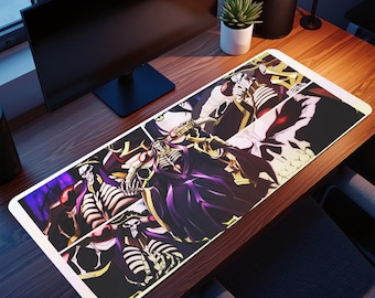 Può includere: Un tappetino per mouse rettangolare con un'illustrazione in stile anime di figure scheletriche in viola scuro e oro. Il design è ambientato su uno sfondo in bianco e nero, creando un contrasto sorprendente.