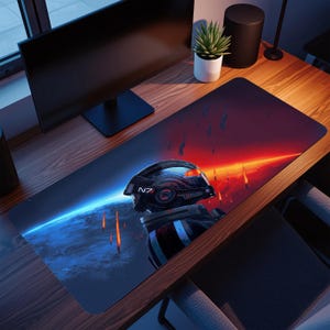 Puede incluir: Alfombrilla de escritorio rectangular con una escena espacial futurista y una figura con casco. El diseño incorpora tonos azules y rojos, con el texto "N7" visible en el casco. La alfombrilla está diseñada para su uso con un ordenador.