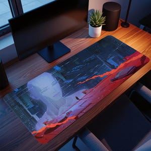 Könnte beinhalten: Rechteckige Schreibtischunterlage mit digitalem Kunstdesign. Das Kunstwerk zeigt eine ruhige, hellblaue Figur mit geschlossenen Augen, vor dem Hintergrund einer futuristischen Stadtlandschaft in Blau- und Rottönen. Die Unterlage liegt auf einem Holzschreibtisch.
