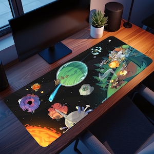 Pode incluir: Tapete de mesa retangular preto com uma cena espacial de desenho animado colorida com planetas, naves espaciais e personagens. O design inclui uma grande lupa verde e um sol amarelo. O tapete está em uma mesa de madeira.