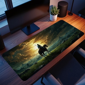 Peut inclure: Tapis de bureau rectangulaire avec une illustration numérique d'une personne à cheval sur une colline herbeuse, sur fond de coucher de soleil. Le design comprend des montagnes et un ciel nuageux, créant une scène de paysage.