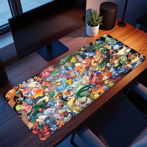 Peut inclure: Un tapis de bureau rectangulaire avec un collage coloré de divers personnages de dessins animés. Le design comprend une variété de créatures dans les tons de bleu, vert, rouge et jaune. Le tapis est posé sur un bureau en bois.