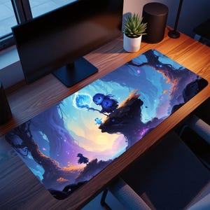 Pode incluir: Tapete de rato retangular com uma paisagem de fantasia. Apresenta uma criatura azul segurando um orbe brilhante, em um fundo de céu colorido, árvores estilizadas e outras criaturas, criando uma cena fantasiosa.