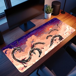 Puede incluir: Alfombrilla de escritorio rectangular larga con un diseño de dragón estilizado. El dragón es negro con detalles naranjas y blancos, sobre un fondo de nubes, una puesta de sol y un cielo púrpura. La alfombrilla está diseñada para un escritorio de ordenador.