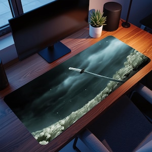 Puede incluir: Alfombrilla de escritorio rectangular con una escena dramática. Presenta una espada katana sobre un paisaje rocoso bajo un cielo tormentoso. La alfombrilla tiene un esquema de color oscuro con acentos blancos, adecuada para una configuración informática.