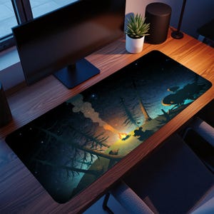 Pode incluir: Um tapete de mesa retangular com uma cena noturna de floresta e uma fogueira. O design inclui árvores em silhueta, um céu estrelado e um brilho quente do fogo. O tapete foi projetado para proteger a superfície da mesa.