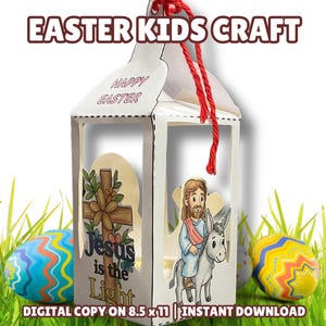 Puede incluir: Una linterna de Pascua de papel blanco con un asa de cuerda roja. La linterna presenta recortes de una cruz, Jesús sobre un burro y el texto "Jesus is the Light". También son visibles las palabras "Easter Kids Craft" y "Happy Easter".