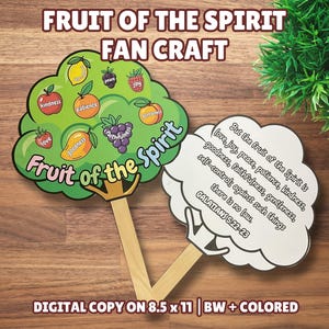Puede incluir: Una manualidad de abanico Fruit of the Spirit con un árbol verde y varias frutas etiquetadas con virtudes como amor, alegría y paciencia. Un segundo abanico blanco en forma de nube muestra el texto de Gálatas 5:22-23. Ambos tienen mangos de madera.