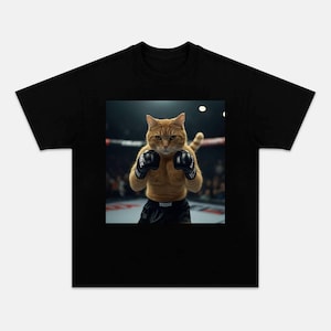 Puede incluir: Camiseta negra con una imagen creada digitalmente de un gato atigrado naranja con guantes de boxeo y pantalones cortos, posando en una postura de combate. El gato está en un ring de boxeo, listo para competir.