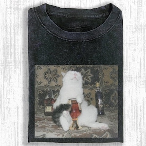 ヴィンテージビール猫ミームシャツ | レトロな酔っ払い猫グラフィックTシャツ