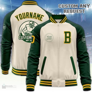 Op de afbeelding: Een crème en donkergroen varsity jack met een volledige ritssluiting, geribbelde kraag, boorden en zoom met gele strepen. De achterkant toont een afbeelding van een footballspeler met de tekst YOURNAME en CUSTOM. De voorkant heeft een letter B.