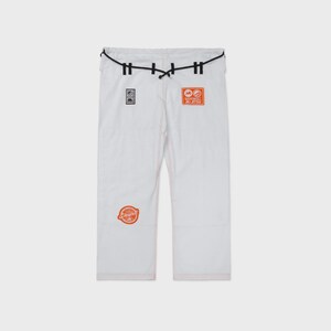 Op de afbeelding: Witte vechtsportbroek met zwarte details in de taille en oranje patches. De broek heeft een trekkoordsluiting en geborduurde patches met logo's en tekst. Ontworpen voor vechtsporttraining en -wedstrijden.