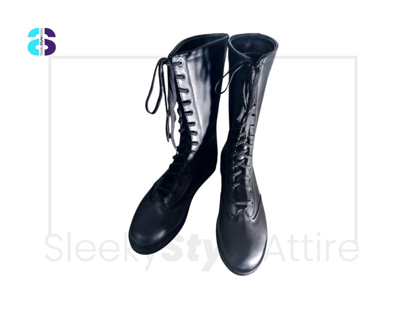 Puede incluir: Un par de botas negras hasta la rodilla con dise&ntilde;o de cordones. Las botas tienen una puntera redondeada y un acabado liso y pulido. Las botas se muestran sobre un fondo blanco.