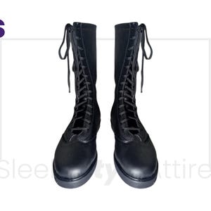 Puede incluir: Un par de botas negras hasta la rodilla con dise&ntilde;o de cordones. Las botas tienen punta redondeada y suela resistente. Los cordones se extienden por la parte delantera de la bota. Las botas son de material liso.