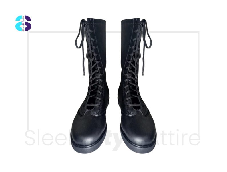 Puede incluir: Un par de botas negras hasta la rodilla con dise&ntilde;o de cordones. Las botas tienen punta redondeada y suela resistente. Los cordones se extienden por la parte delantera de la bota. Las botas son de material liso.