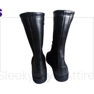 Puede incluir: Un par de botas negras hasta la rodilla. Las botas est&aacute;n hechas de un material liso y brillante y tienen un dise&ntilde;o elegante. Tienen una punta redonda y una suela plana. Las botas son adecuadas para diversas ocasiones.
