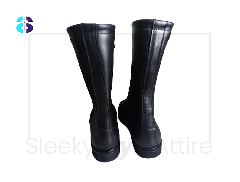 Puede incluir: Un par de botas negras hasta la rodilla. Las botas est&aacute;n hechas de un material liso y brillante y tienen un dise&ntilde;o elegante. Tienen una punta redonda y una suela plana. Las botas son adecuadas para diversas ocasiones.
